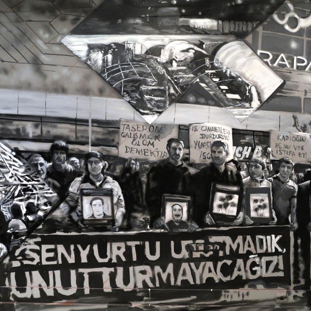 GAIA (ABD) - Bu çalışmasında ise 2 yıl önce Esenyurt'taki yangında ölen işçilerin ailelerinin protestosunu konu etmiş...